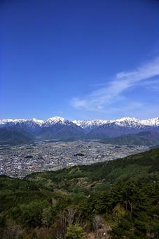 鷹狩山から見た大町市と北アルプスの山々 鷹狩山から見た大町市と北アルプスの山々 北アルプス,南沢岳,不動岳の写真素材
