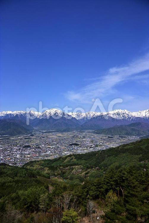 鷹狩山から見た大町市と北アルプスの山々 北アルプス,南沢岳,不動岳の写真素材