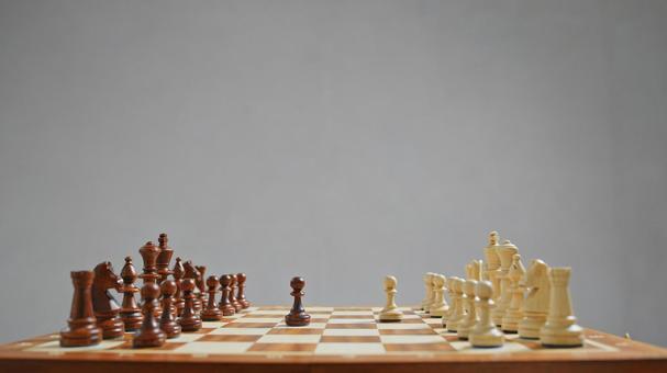 グレー背景の横から見たチェスセット グレー背景の横から見たチェスセットの写真