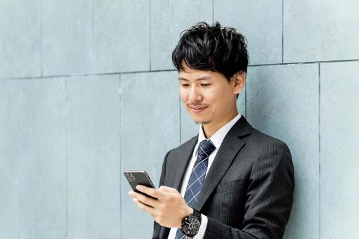スマホを使う男性ビジネスマン 男性,スマホ,スマートフォンの写真素材