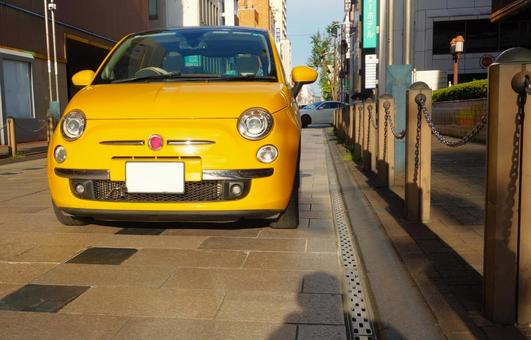 夕方の街角のイタ車 夕方の街角のイタ車 車,夕方,西日の写真素材