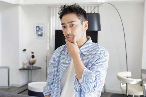 髭の手入れをする男性 髭の手入れをする男性 男性,人物,日本人の写真素材