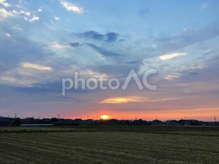 夕焼け　収穫後の田んぼ 夕暮れ,夕陽,太陽の写真素材