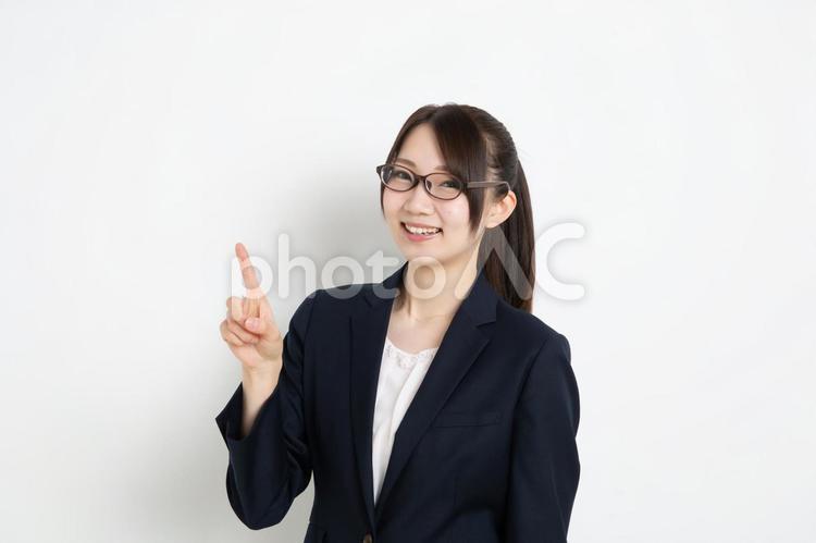 笑顔で指を１本立てているメガネのビジネスウーマン 女,女性,日本人の写真素材