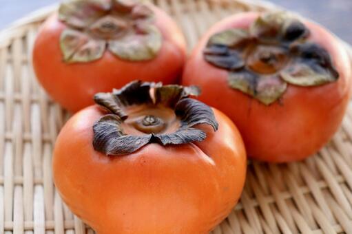 竹ざるにのせた柿 柿,秋,オレンジ色の写真素材