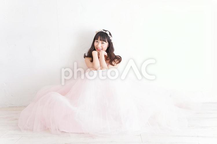 ウエディングドレスを着た笑顔の新婦 ウェディングドレス,花嫁,新婦の写真素材