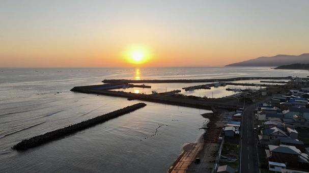 大間の港町と日の出 大間の港町と日の出 津軽海峡,大間,集落の写真素材