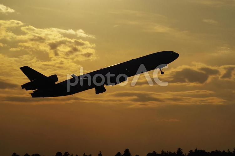 離陸する飛行機と夕焼け 飛行機,航空機,飛び立つの写真素材