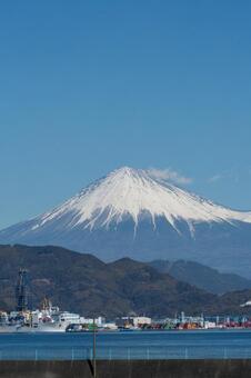 清水港から望む晴天の富士山 富士山,工場,静岡の写真素材