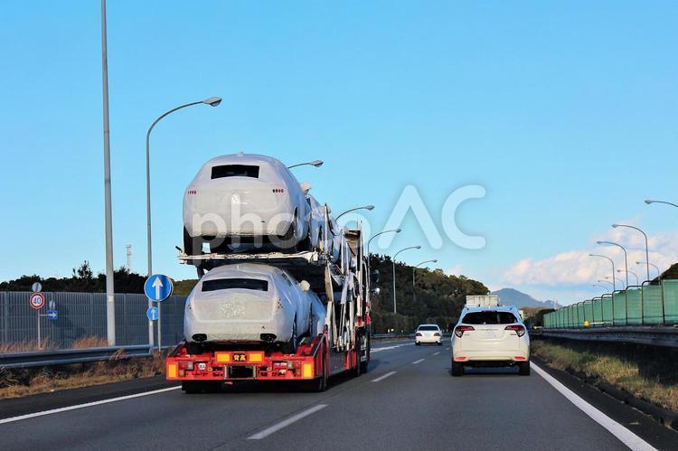 大切にカバーされている車を運送するキャリアカー キャリアカー,カーキャリアー,車の写真素材