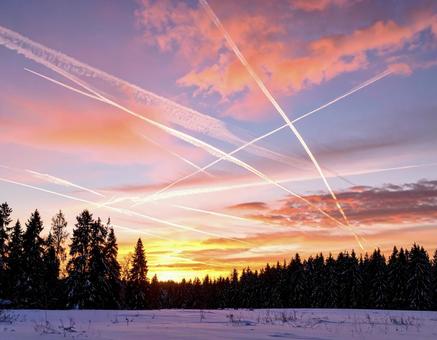 冬の夕空と飛行機雲 ケムトレイルの写真