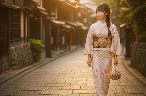 着物姿の女性と夕暮れの町並みの写真