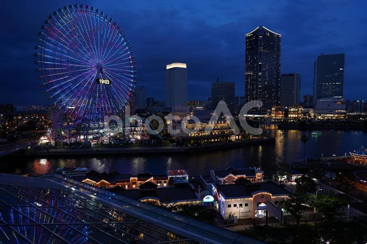 みなとみらいの夜景 高層ビル,ビル,マンションの写真素材