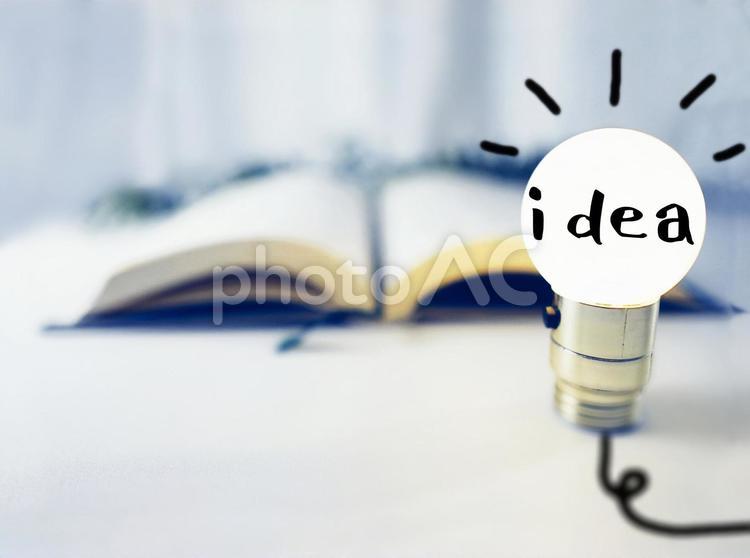 本を読んでアイデアがひらめくイメージ（１） 読書,本,読むの写真素材