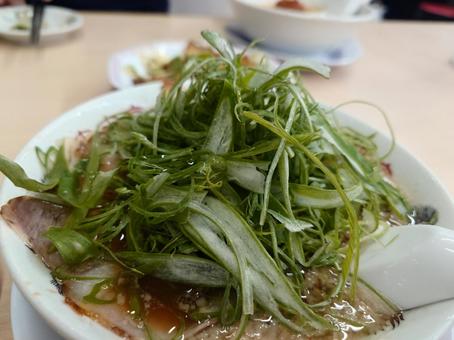 九条ねぎのたくさんのったラーメンの器 九条ねぎのたくさんのったラーメンの器の写真