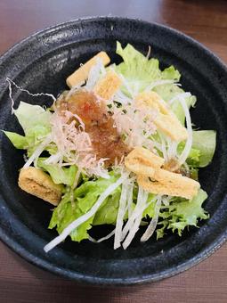 鰹節と油揚げの和風サラダ 鰹節と油揚げの和風サラダの写真