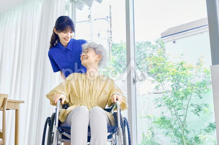 介護士　訪問　高齢者　女性　車いす 介護,訪問介護,高齢の写真素材