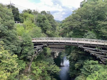 猿橋を横から見た風景(日本三奇橋) 猿橋を横から見た風景(日本三奇橋) 猿橋,橋,三奇橋の写真素材