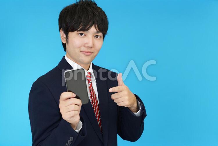 スマートフォンを持つビジネスマン 男性,ビジネスマン,男の写真素材