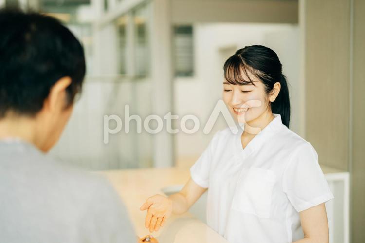 病院の受付にいる女性（患者） 医療事務,看護師,受付の写真素材