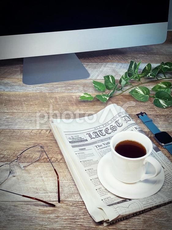 コーヒーと英字新聞　アンティーク調 コーヒー,アンティーク調,英字新聞の写真素材