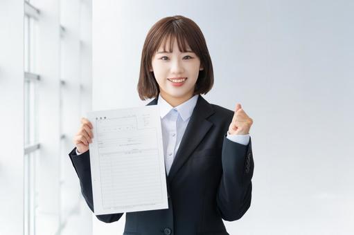 履歴書を持つ就活生の若い女性 女性,ビジネス,就活の写真素材