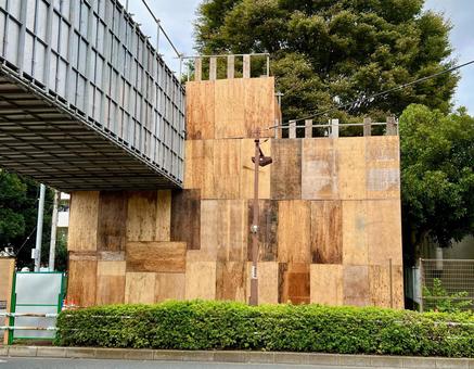 ベニヤ板でおおわれた古い歩道橋 ベニヤ板でおおわれた古い歩道橋 ベニヤ板,工事現場,アートの写真素材