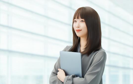 パソコンを持つ女性・ビジネスウーマン 女性,パソコン,笑顔の写真素材