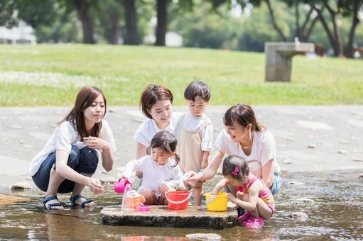 ママ友 母親 育児 水遊び ママ友 母親 育児 水遊び ママ友,公園,女性の写真素材