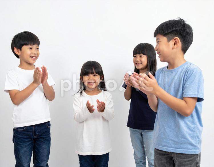 拍手をする子供たち 子供,拍手,手拍子の写真素材