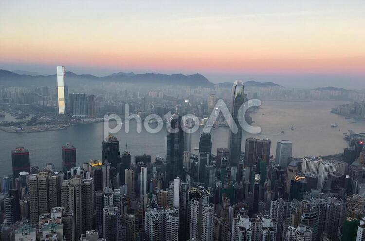 香港、ビクトリア湾の夕景 香港,眺望,夕景の写真素材