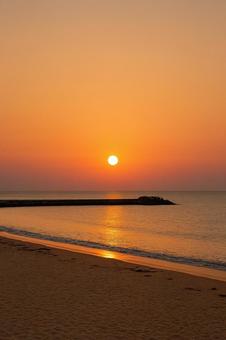 夕暮れの海と防波堤 海,夕暮れ,夕日の写真素材