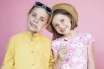 棒付きキャンディを食べる2人の女の子（ピンク背景） 子ども,女の子,友達の写真素材