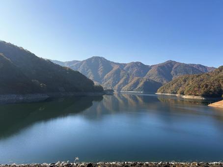 秋の福井県の九頭竜ダム　紅葉に色づく湖 秋,晩秋,九頭竜ダムの写真素材
