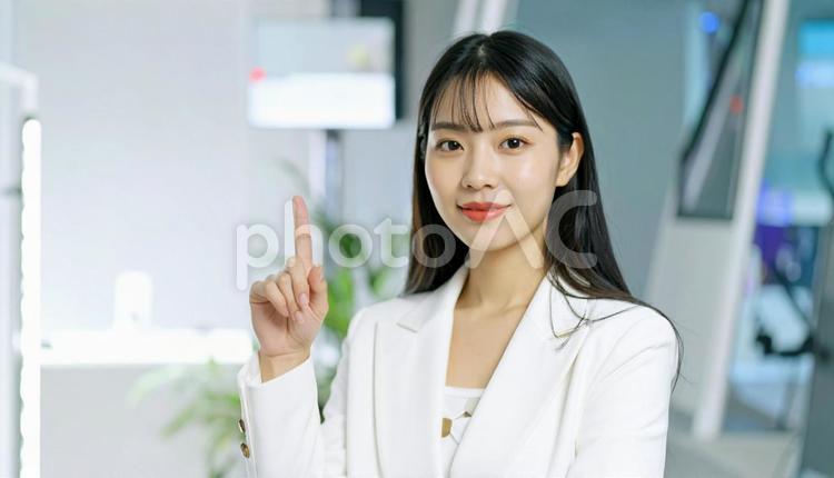 自信のある表情で指さすビジネス女性 指さす,指差し,ビジネスの写真素材