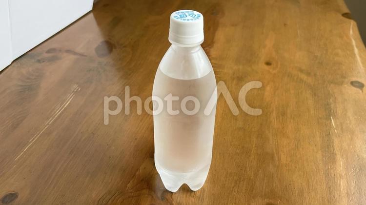水の入ったペットボトル（立位、ヨコ） ペットボトル,水,炭酸水の写真素材