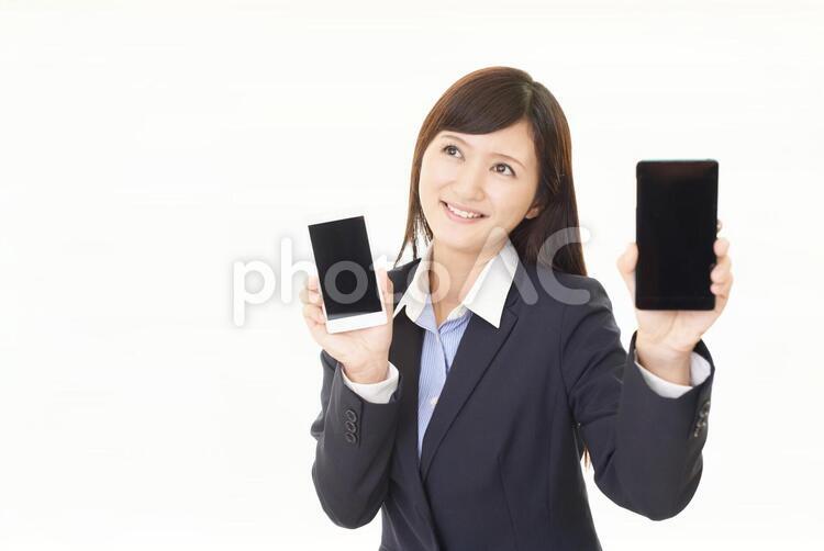 スマートフォンを持つ笑顔の女性 女性,ビジネスウーマン,女の写真素材
