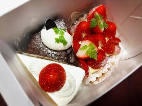 箱に入ったカットケーキ4つ 箱に入ったカットケーキ4つ ケーキ,カット,ピースの写真素材