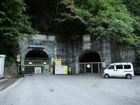 白根三山登山道 トンネル 白根三山登山道 トンネル 白根三山,北岳,間ノ岳の写真素材