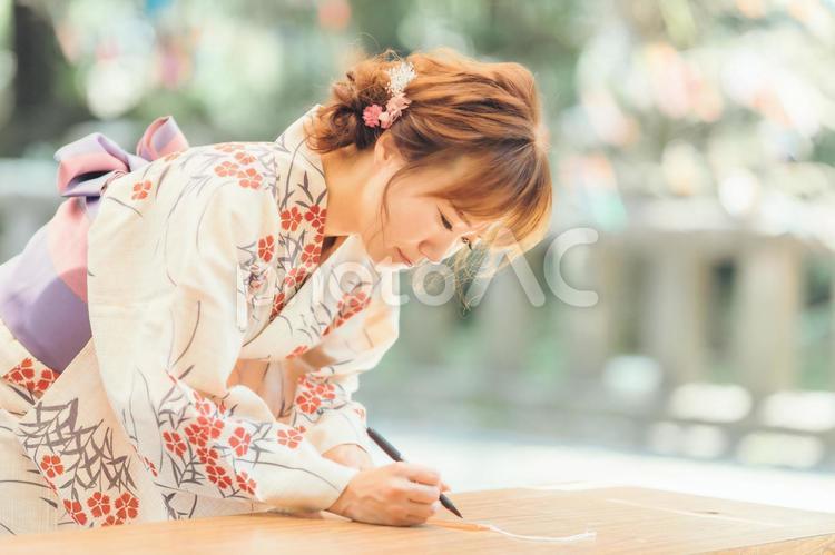 短冊に願いを書く浴衣姿の女性 七夕,短冊,書くの写真素材