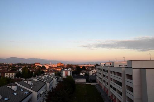 夕焼けに染まるイタリアの住宅街と山々﻿ イタリア,ヨーロッパ,街並みの写真素材