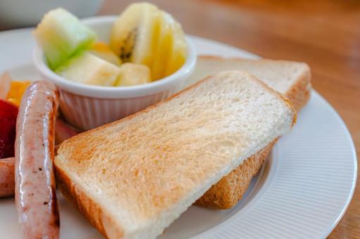 トーストと卵の洋朝食 トーストと卵の洋朝食の写真
