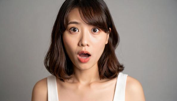 驚いた表情の若い女性の写真
