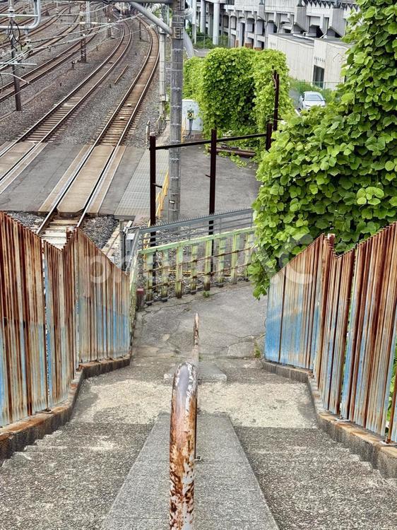 日暮里駅そばの歩道橋の階段 フェンス,ノスタルジー,遊歩道の写真素材