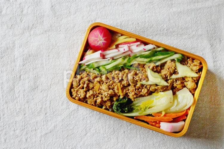 そぼろ御飯の曲げわっぱのお弁当 お弁当,弁当,曲げわっぱの写真素材