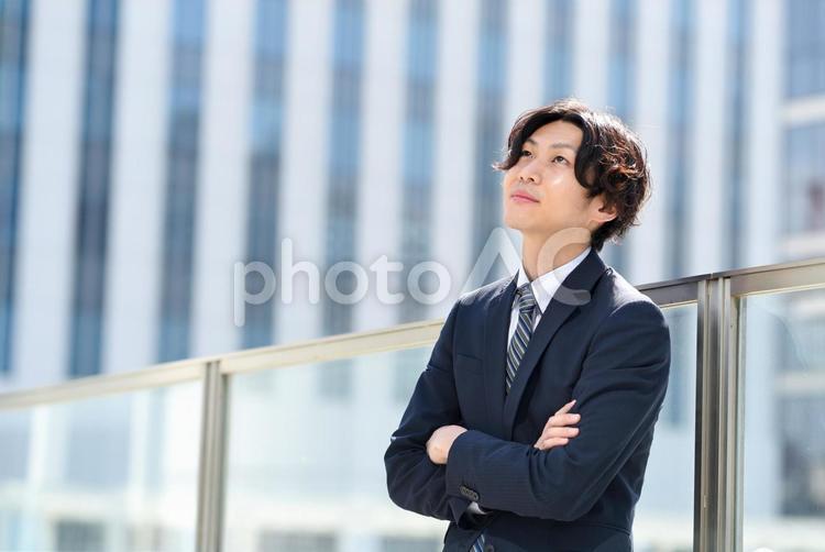 腕組みをするスーツ姿のビジネスマン ビジネス,男性,ビジネスマンの写真素材