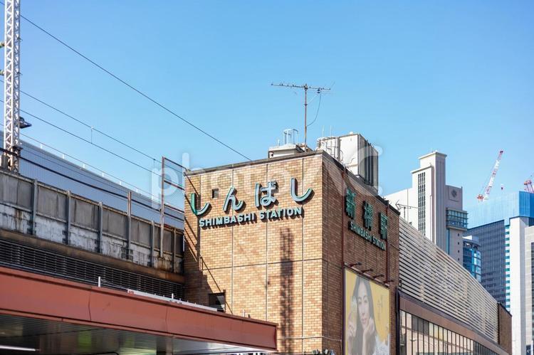 JR新橋駅舎と青空と東京の高層ビル群 jr,新橋駅,鉄道の写真素材