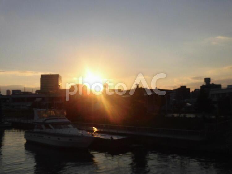 夕暮れ クルーザー,クルーズ,シルエットの写真素材