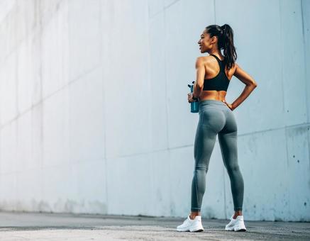 運動をする女性 運動をする女性の写真