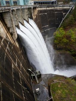大倉ダムの放水⑵ 大倉ダムの放水⑵の写真